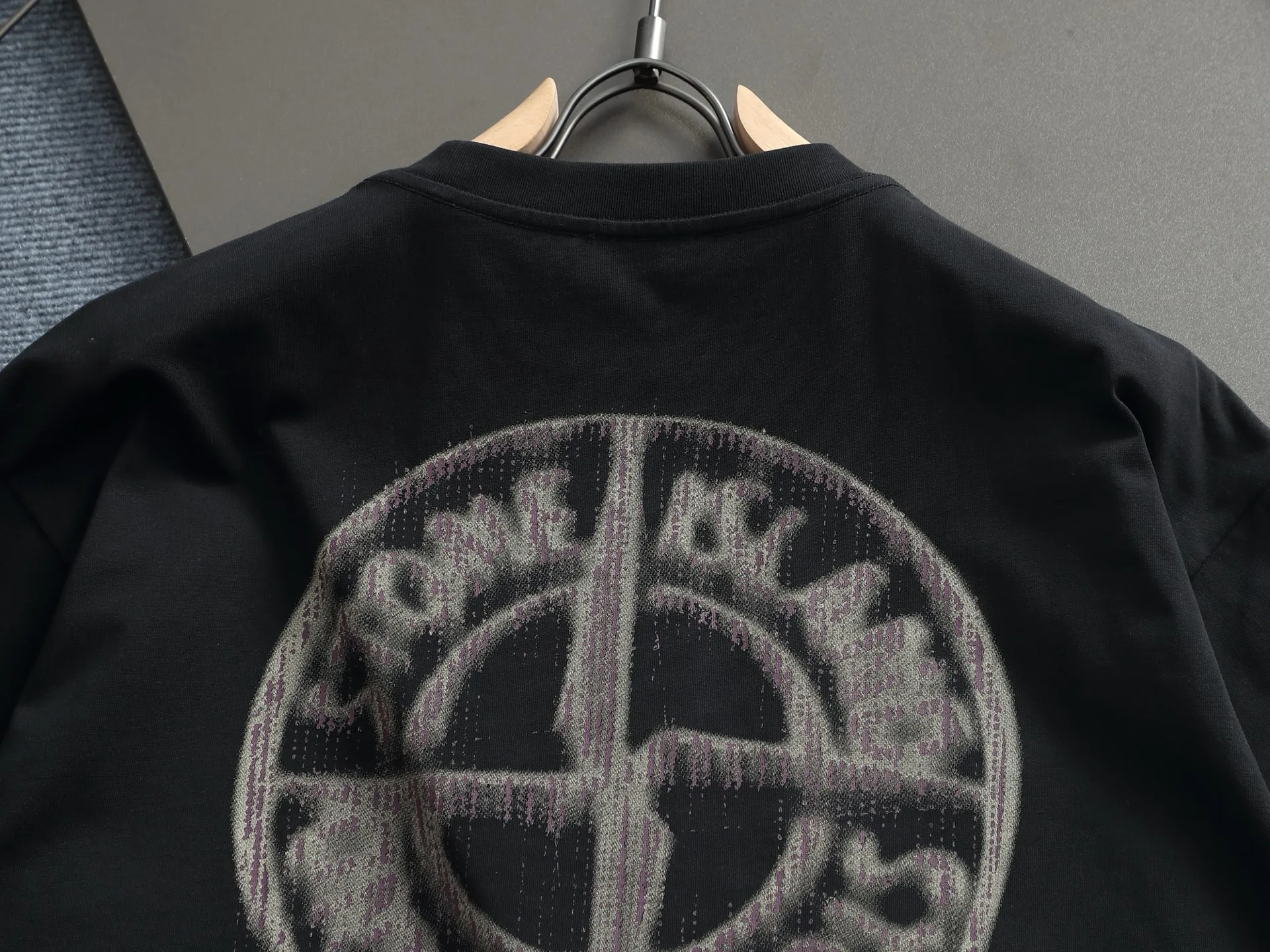 P150 Stone Island 2025FW new autumn and winter geometric print short-sleeved base T-shirt. Pure background color with the brand's iconic compass logo + geometric line printing on the back, full of cool recognition. The basic round neck version is suitable for various body shapes, the fabric is soft and breathable, and multiple colors are available. Suitable for daily outings and casual wear, easy to wear on the street. Color: black and white Size: XSSML